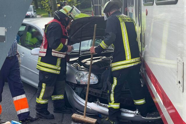 Der silberne VW geriet mit der Motorhaube unter die Stadtbahn.