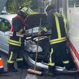 Der silberne VW geriet mit der Motorhaube unter die Stadtbahn.