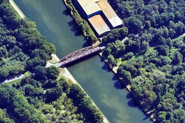 Die Kanalbrücke in Castrop-Rauxel-Bladenhorst: Sie muss abgerissen und neu gebaut werden, weil der Kanal breiter wird.