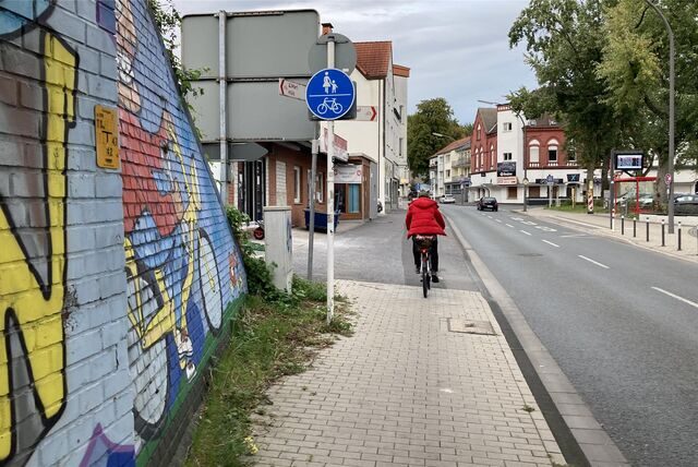 Fahrradfahrer an der Unterführung am Bahnhof Sinsen.