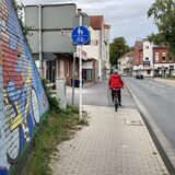 Fahrradfahrer an der Unterführung am Bahnhof Sinsen.