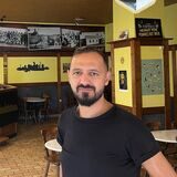 Mahir Ünlü betreibt den „Imbiss Rot Weiß“ im Gründungshaus des BVB an der Oesterholzstraße in der Nordstadt. Er sucht einen Nachmieter – obwohl es auch andere Pläne für das Gebäude gibt.