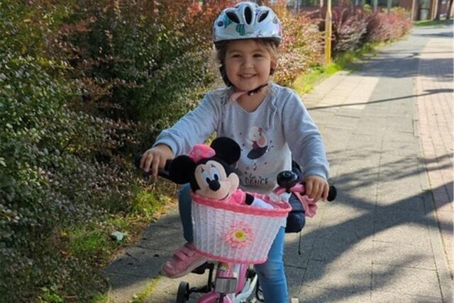 Nach über zwei Wochen im Krankenhaus ist Lina (4) wieder zu Hause. Bis sie wieder Fahrrad fahren darf, wird es aber noch eine ganze Weile dauern.