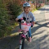 Nach über zwei Wochen im Krankenhaus ist Lina (4) wieder zu Hause. Bis sie wieder Fahrrad fahren darf, wird es aber noch eine ganze Weile dauern.