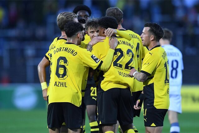 Die Spieler der BVB-U23 bejubeln ihren Treffer gegen Duisburg.