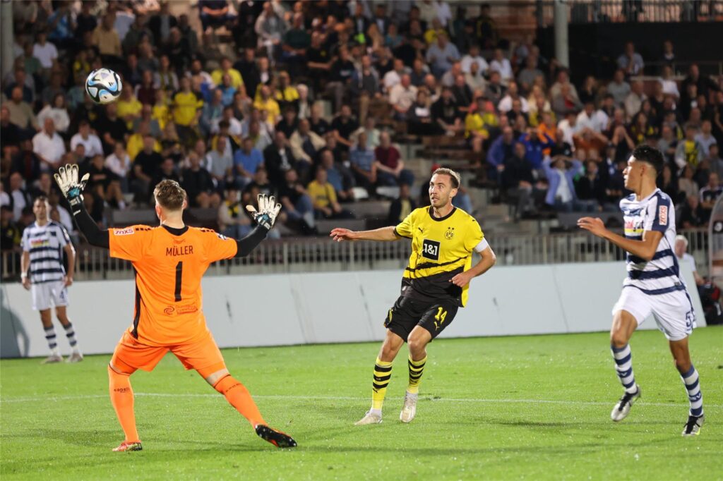 Michael Eberwein lupft den Ball.