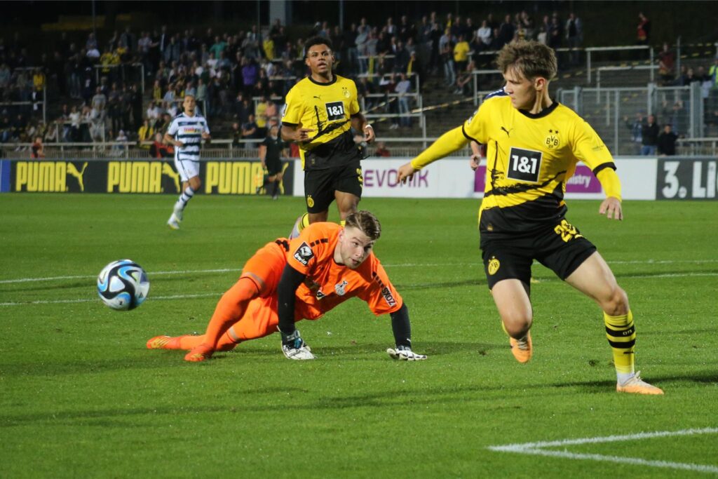 Julian Hettwer blickt Richtung Ball.