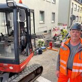Frank Martini von der Firma Baumann erklärt, warum die Nonnenstiege in der Dorstener Altstadt aktuell gesperrt ist.