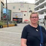 Theresia Ziegler steht vor dem Palais Vest in Recklinghausen.