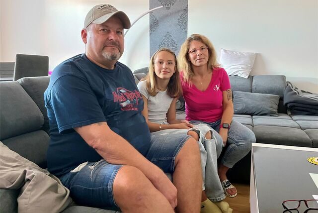 Axel Piezonka und Nicole Lueg mit ihrer elfjährigen Tochter Zoe im Wohnzimmer: Ihren innerstädtischen Wohntraum im Berswordt-Carrée hatte sich die Familie anders vorgestellt.