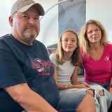 Axel Piezonka und Nicole Lueg mit ihrer elfjährigen Tochter Zoe im Wohnzimmer: Ihren innerstädtischen Wohntraum im Berswordt-Carrée hatte sich die Familie anders vorgestellt.
