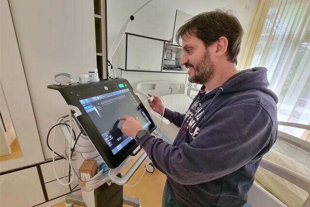 Ein Mann bedient ein Ultraschallgerät