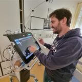 Ein Mann bedient ein Ultraschallgerät