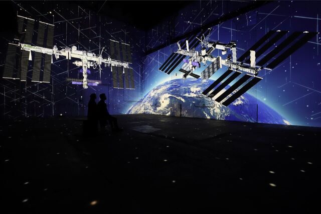 In der Phoenix-Halle blicken die Menschen schein bar in den Kosmos hinaus, hier auf die Raumstation ISS.