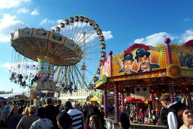 Am Rande der Cranger Kirmes 2022 kommt es nachts vor einer Kneipe zu einer Messerattacke. Jetzt steht ein 22-Jähriger in Bochum vor Gericht. (Symbolbild)