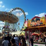 Am Rande der Cranger Kirmes 2022 kommt es nachts vor einer Kneipe zu einer Messerattacke. Jetzt steht ein 22-Jähriger in Bochum vor Gericht. (Symbolbild)