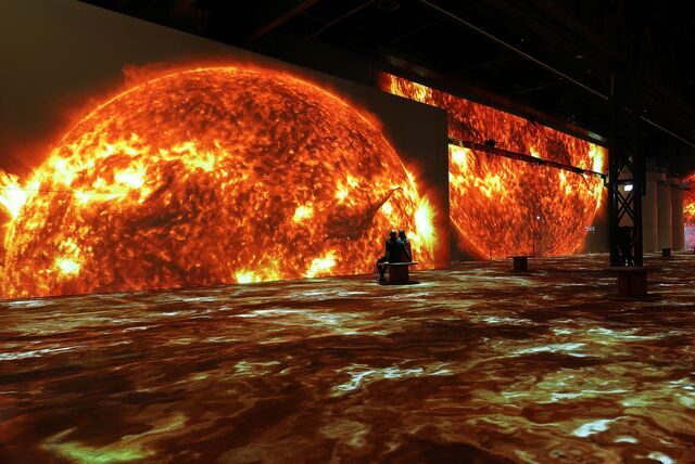 So nah sollte man der Sonne in der Realität nicht kommen – bei der Ausstellung „Kosmos“ ist das kein Problem.