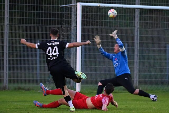 Michele Teofilo (l.) und die SG Massen sind im Kreispokal-Viertelfinale ausgeschieden.