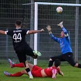 Michele Teofilo (l.) und die SG Massen sind im Kreispokal-Viertelfinale ausgeschieden.