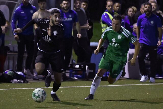 Abdulhai Aljouk sprintet auf das Holzwickeder Tor von Til Busemann zu – der VfL Kamen ist im Pokal im Vorwärtsgang und steht im Halbfinale.