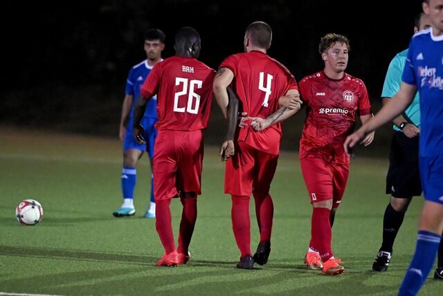Nico Nagel (r.) stellt die Mauer mit Ibrahime Bah (l.) und Steven Schnura.