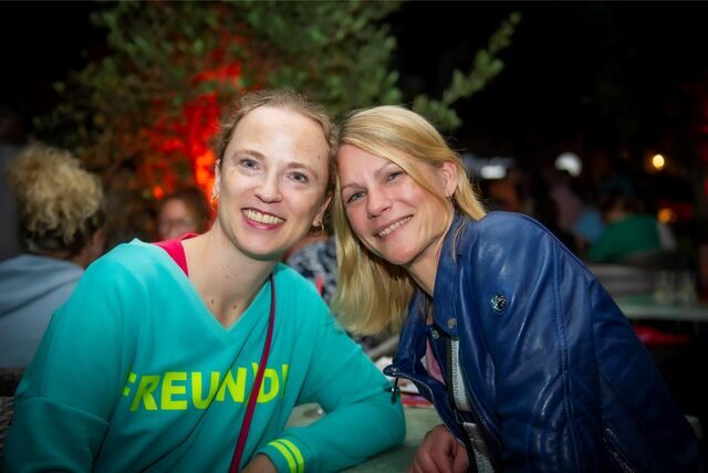 Zwei Frauen schauen in die Kamera des Fotografen