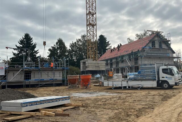 Der erste Bauabschnitt der Mariengärten steht kurz vor dem Richtfest, bei einem weiteren Bauabschnitt (l.) schreitet der Rohbau voran.