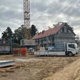 Der erste Bauabschnitt der Mariengärten steht kurz vor dem Richtfest, bei einem weiteren Bauabschnitt (l.) schreitet der Rohbau voran.
