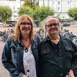 Birgit Hofmann und Robin Salewski stehen auf dem Rathausvorplatz in Recklinghausen.
