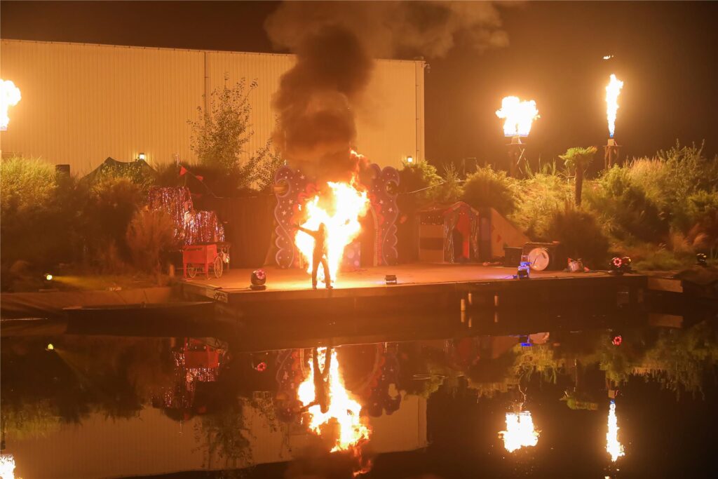 Bei den Shows wird ordentlich Pyrotechnik eingesetzt. Bei den Shows wird ordentlich Pyrotechnik eingesetzt.