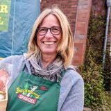 Die Montage zeigt ein Tulpenfeld und Spargel-Fachfrau Mechthild Tenthoff aus Recklinghausen.