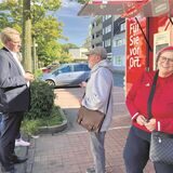 Sparkassen-Leiter Gerald Hövener diskutiert mit Kunden am Sparkassen-Bus.