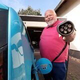 Stefan Dolch hat das Ladekabel für sein E-Auto in der Hand.
