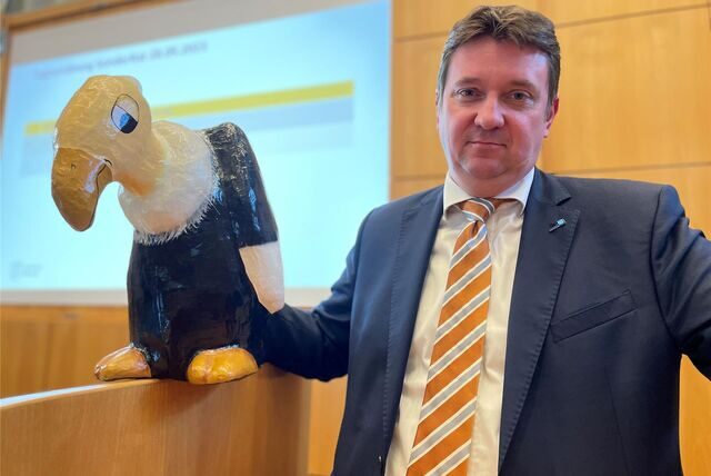 Bürgermeister Rajko Kravanja hatte den Pleitegeier schon im September 2023 mit in den Rat gebracht. Seitdem (und noch länger) ist das Problem der Stadtfinanzen bekannt. Ende 2024 sagte er, der Geier sei schon verrottet.