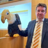Bürgermeister Rajko Kravanja hatte den Pleitegeier schon im September 2023 mit in den Rat gebracht. Seitdem (und noch länger) ist das Problem der Stadtfinanzen bekannt. Ende 2024 sagte er, der Geier sei schon verrottet.