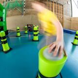 Ein Kind spielt in einer Turnhalle in Recklinghausen.