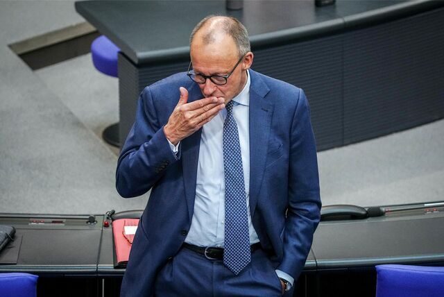 CDU-Politiker Friedrich Merz hält sich die Hand vor den Mund. Merz polarisierte zuletzt mit Aussagen zur Behandlung von Asylbewerbern beim Zahnarzt.