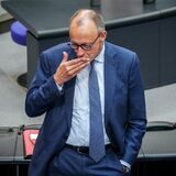 CDU-Politiker Friedrich Merz hält sich die Hand vor den Mund. Merz polarisierte zuletzt mit Aussagen zur Behandlung von Asylbewerbern beim Zahnarzt.
