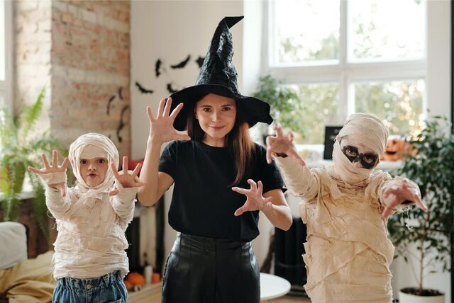 drei verkleidete menschen zu halloween