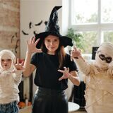drei verkleidete menschen zu halloween