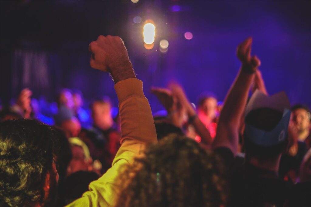 menschen feiern in einem club