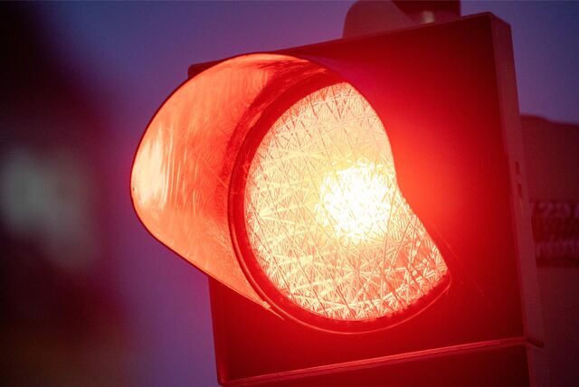 Eine rote Ampel leuchtet