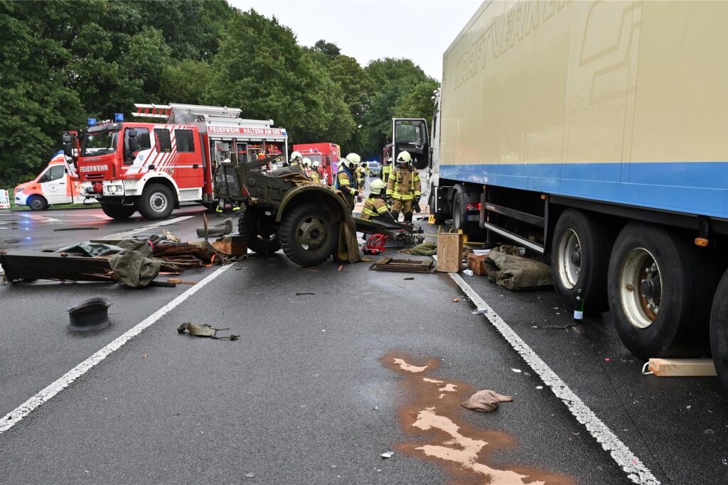 Der Oldtimer samt Anhänger sollte bei einem Event in Belgien ausgestellt werden.