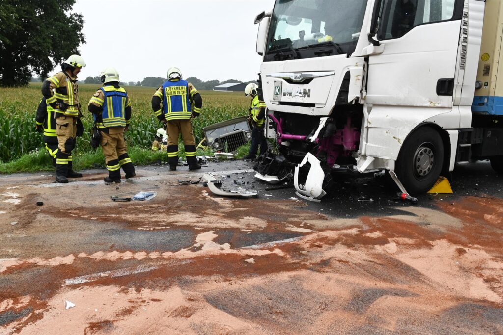Sylvia und Jens Steinhoff wurden bei dem Aufprall aus dem Fahrzeug geschleudert. Die 49-Jährige steckte unter der Lkw-Achse fest.