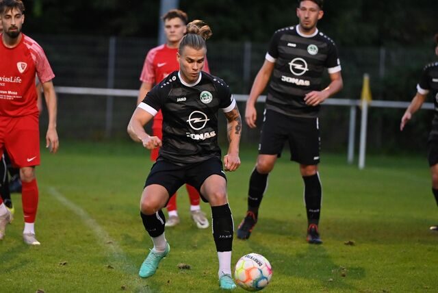Julian Salwik (vorne) und die SG Massen scheitern im Kreispokal nach Elfmeterschießen am SVF Herringen.