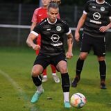Julian Salwik (vorne) und die SG Massen scheitern im Kreispokal nach Elfmeterschießen am SVF Herringen.