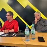 Verkehrsplaner Marc-André Vogel und Amtsleiter Markus Schaffrath erläutern im Stadtplanungsausschuss die geplanten Änderungen an der Radwegeführung auf der Bahnhofstraße in Sinsen.