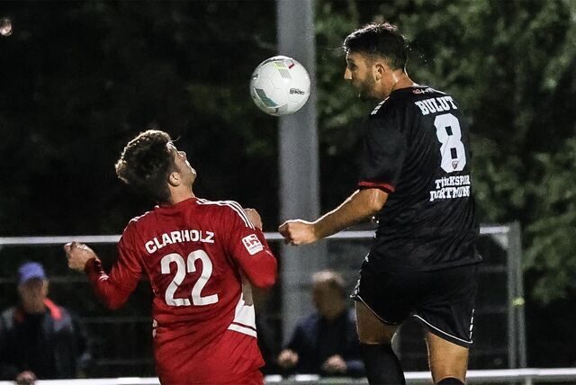 Ibrahim Bulut (r.) und Türkspor Dortmund gewannen knapp gegen Victoria Clarholz.