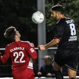 Ibrahim Bulut (r.) und Türkspor Dortmund gewannen knapp gegen Victoria Clarholz.