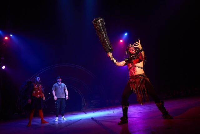Der Dämon als „Clown“ mit Zuschauereinbindung: Das macht einen wesentlichen Teil der Show vom „Zirkus des Horrors“ aus.
